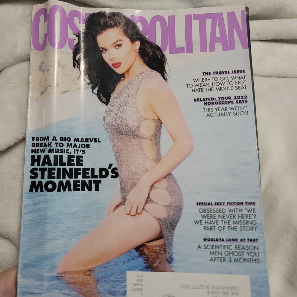 Hailee Steinfeld Cosmo COSMOPOLITAN MAGAZINE‎ Dec 2021 /Jan 2022  Beautiful